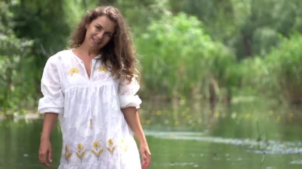 Αργή Κίνηση Γοργόνα Νύφη Κορίτσι Λευκό Φόρεμα Στη Λίμνη — Αρχείο Βίντεο