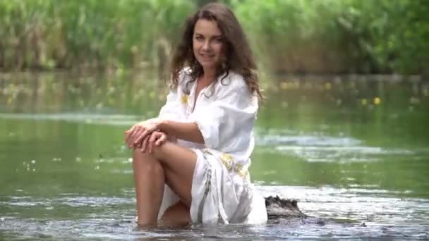 Hermosa Chica Vestido Vintage Blanco Sentado Enganche Lago Cuento Hadas — Vídeos de Stock