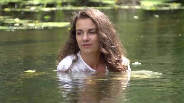 Slow Motion Une Fille Sexy Robe Blanche Dans Rivière — Video