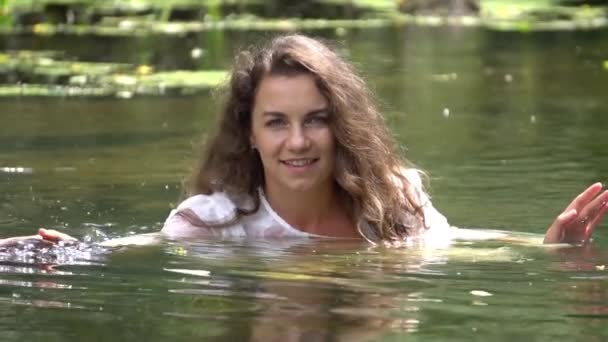 Slow Motion Beautiful Young Girl Resting Water — Stockvideo