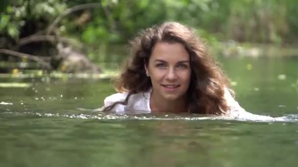 Porträtt Vacker Flicka Floden — Stockvideo