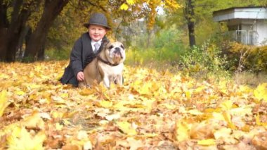 Ağır çekim Mutlu gülen çocuk en iyi arkadaşına sarılıyor köpek bulldog