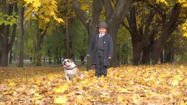Slow Motion Boy Black Suit Newspaper Dog Bulldog Park — Vídeo de Stock