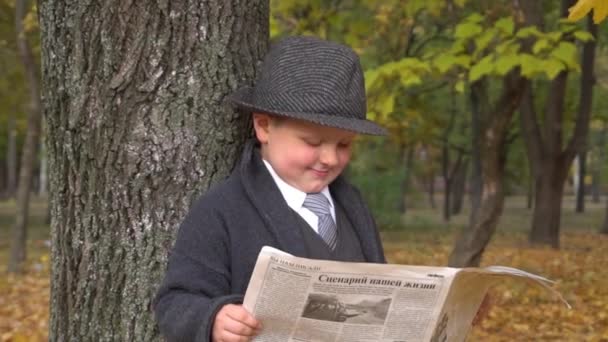 Slow Motion Child Holding Newspaper Autumn Business News Concept — 图库视频影像
