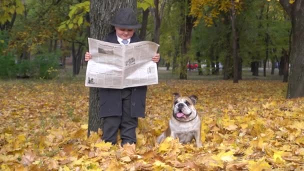 Slow Motion Elegantly Dressed Handsome Boy Park Read Daily Newspapers — Stock videók