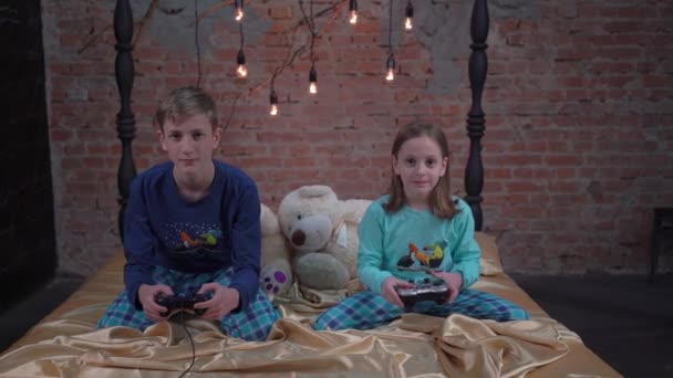 Игривые Дети Расположенные Спальне — стоковое видео