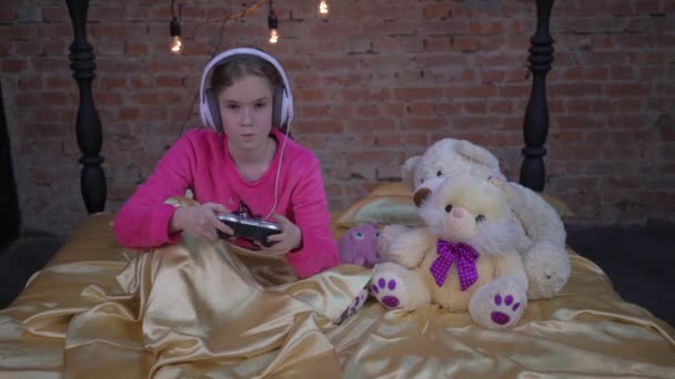 Kind Spelen Video Game Ochtend Slaapkamer Van Ouders Thuis — Stockvideo