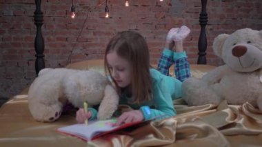 4K Kız ve oyuncak ayı ödev yapıyor ya da yatakta hayal et.