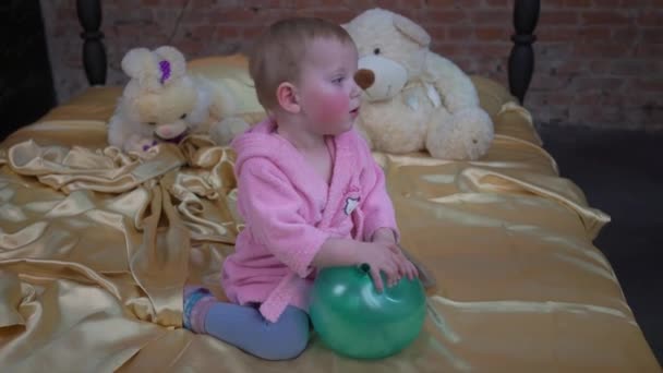 Sweet Little Girl While Sitting Her Bed Home Teddy Bear — Vídeo de Stock