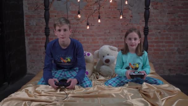 Couple Kids Playing Video Games Bedroom — Stockvideo