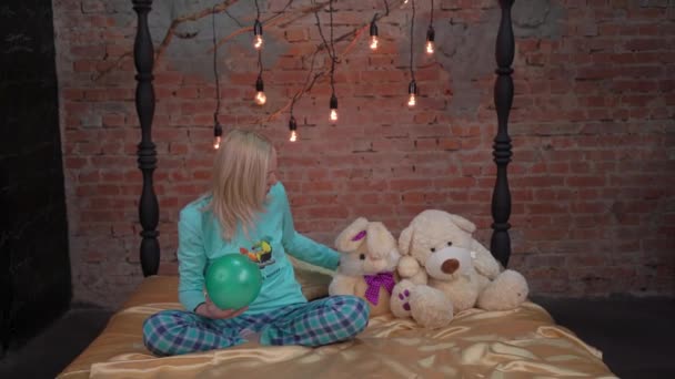 Frau Mit Ihrem Teddybär Schlafzimmer Die Mit Luftballons Spielt — Stockvideo