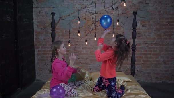 Активных Детей Одетых Пижаму Весело Провести Время Постели Воздушными Шарами — стоковое видео