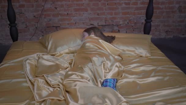 女孩从家里的床上醒来 — 图库视频影像
