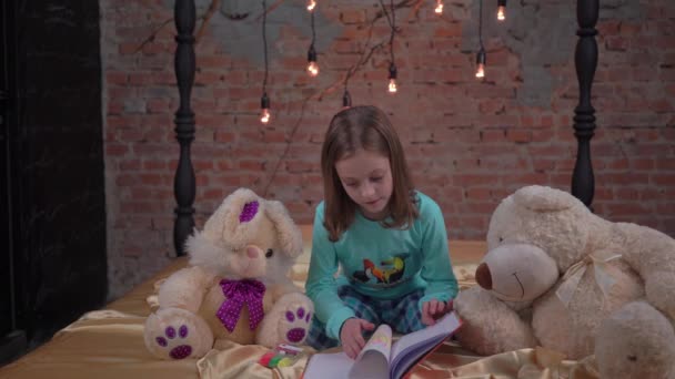 Girl Bed Reading Book Comfort Cozy Home Concept Lifestyle Home — Vídeo de Stock
