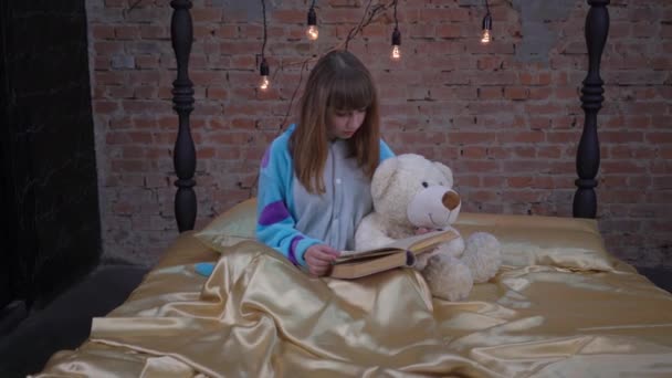 Teenager Dívka Čtení Knihy Její Posteli — Stock video