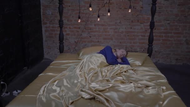 Κορίτσι Κοιμάται Στο Κρεβάτι Της Στο Σπίτι — Αρχείο Βίντεο