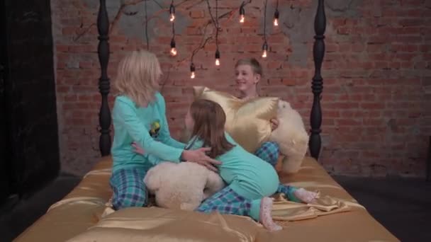 Mother Her Children Girls Fighting Pillows Bed Home — Vídeo de Stock