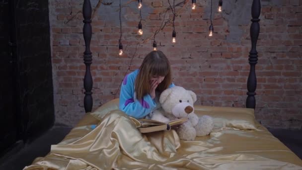 Beautiful Girl Read Book Bed — Vídeo de stock