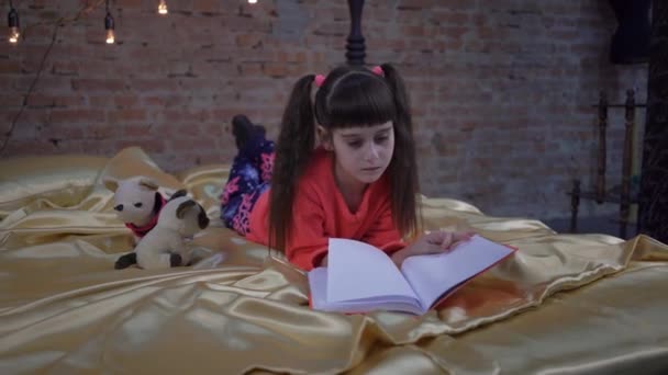 Menina Bonita Criança Ler Livro Cama — Vídeo de Stock