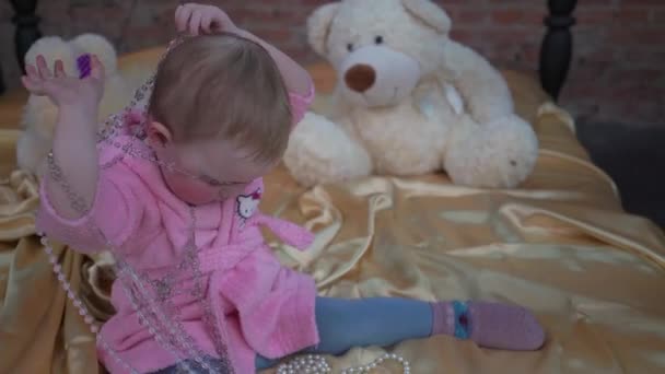 Cheerful Smiling Baby Sits Bed Beads Teeth Scratched — Vídeo de Stock