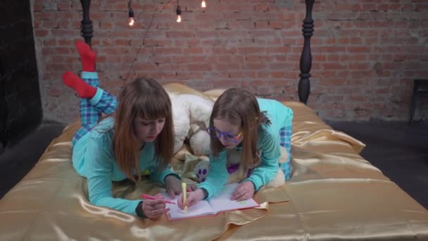 Pretty Sister Girls Making Images Bedroom — Vídeo de Stock