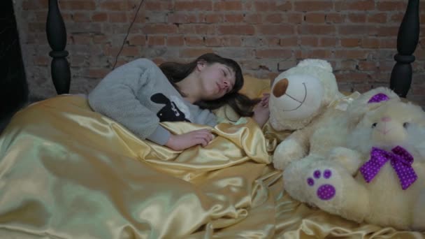 Dziewczyna Śpi Łóżku Sypialni — Wideo stockowe