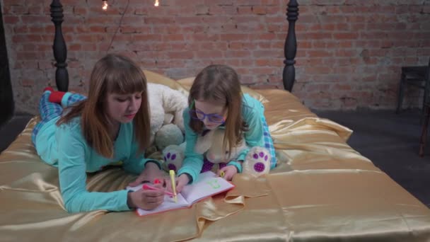 Family Happy Hermanas Dibujo Con Lápices Colores Libro Dormitorio — Vídeos de Stock