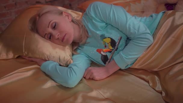 Beautiful Woman Sleeping Alone Big Bed Night — Vídeo de Stock