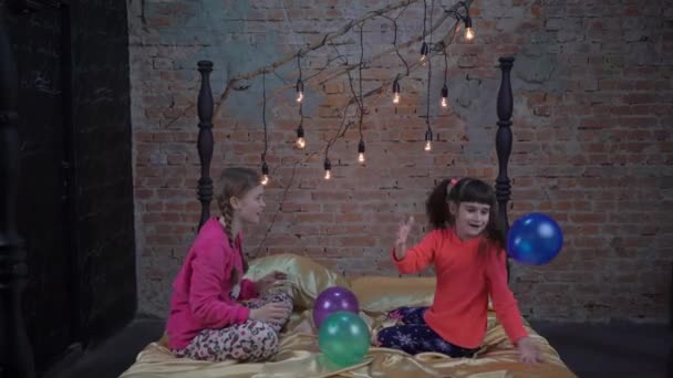 Two Preteen Sisters Twins Pajamas Have Fun Bed Balloons — Stockvideo