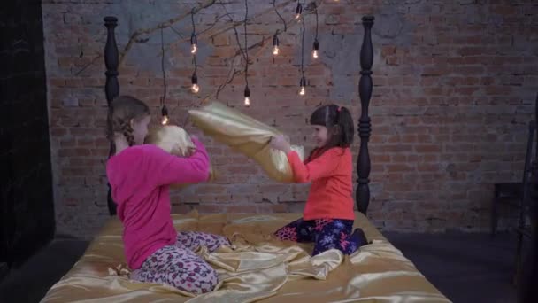 Little Girls Fighting Using Pillows Bedroom — Video Stock