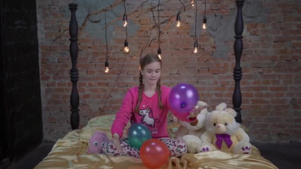Schattig Klein Meisje Het Spelen Met Ballon — Stockvideo