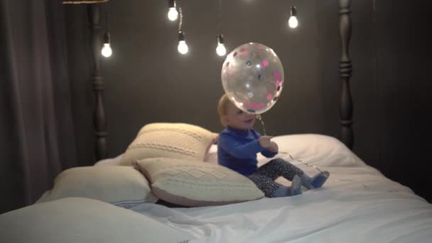 Cute Child Playing Big Balloon Bedroom — ストック動画