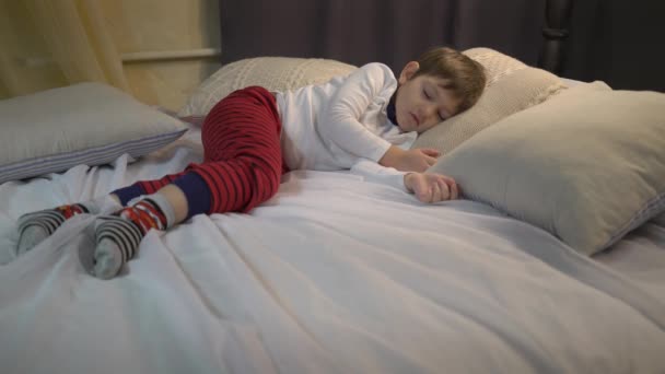 Kleine Und Süße Kaukasische Junge Schlief Auf Dem Bett Hause — Stockvideo
