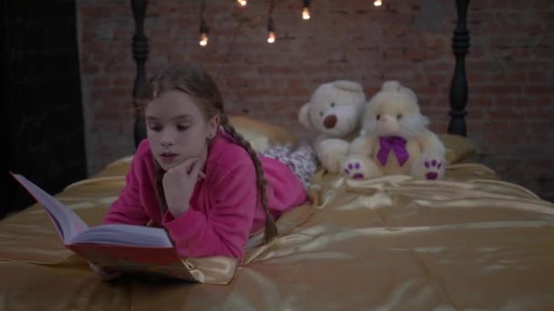 Снимок Очаровательной Маленькой Девочки Читающей Книгу Дома — стоковое видео