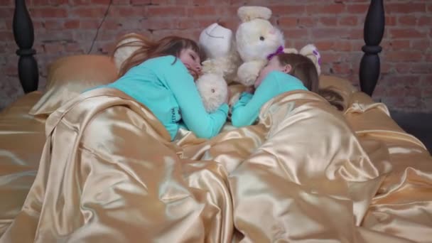 Zussen Bed Slaap Lekker Kleine Meisjes Pyjama Slaapkamer — Stockvideo