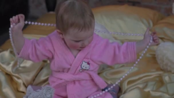 Little Girl Sitting Bed Child Plays Bed Beads — Vídeo de Stock