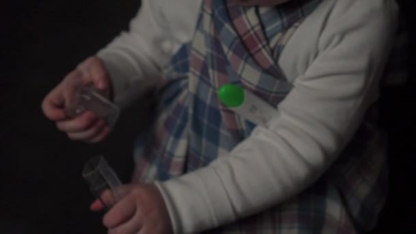 Ağır Çekim Hasta Küçük Kız Erkek Yatakta Termometreyle — Stok video