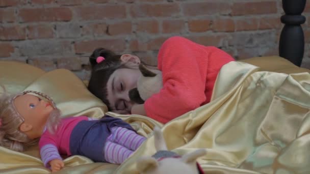 Tidur Gadis Kecil Yang Lucu Tempat Tidurnya — Stok Video