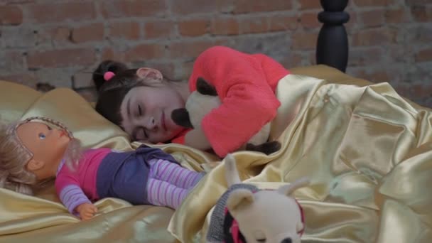 Yavaş Hareket Eden Küçük Kız Yatakta Uyuyor Oyuncak Ayıya Sarılıyor — Stok video