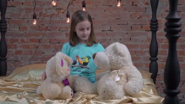 Happy Little Girl Plays Bed Her Beloved Teddy Bear — Vídeo de stock