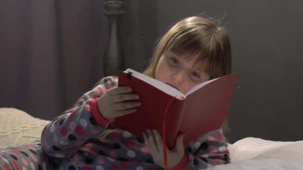 Дитина Читає Книжку Занурення Чарівний Світ — стокове відео