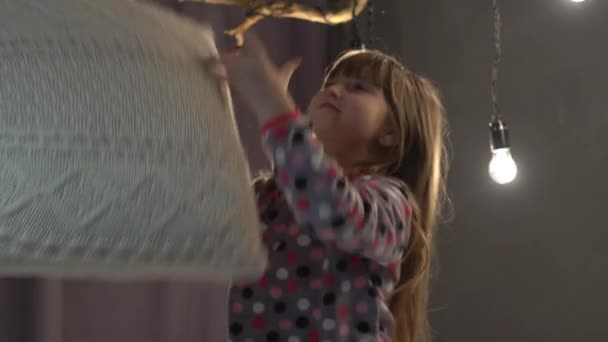 Повільний Рух Щаслива Маленька Дівчинка Кидає Подушку Ліжко Вдома — стокове відео