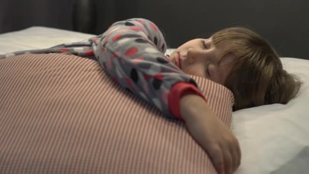 Dziewczyna Uczennica Śpi Piżamie Sypialni Łóżku — Wideo stockowe