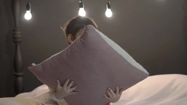 Çocuk Yatakta Yastık Yatak Odasında Oynuyor — Stok video