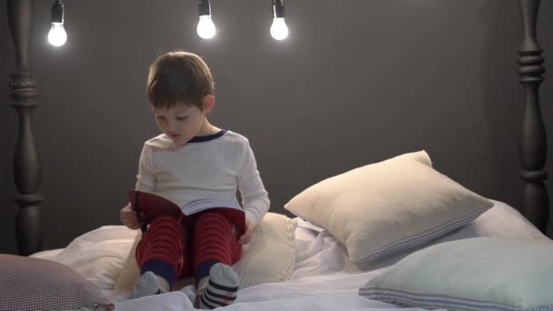 Slow Motion Lindo Niño Leyendo Libro Del Alfabeto Niño Mira — Vídeos de Stock