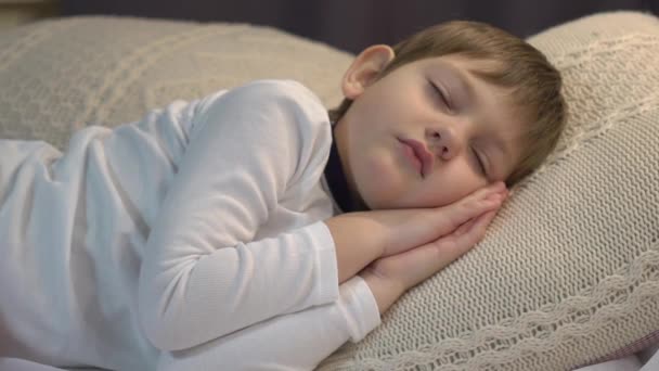 Kleine Baby Jongen Slapen Terwijl Liggend Bank Thuis — Stockvideo