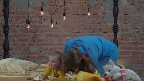 Щаслива Любляча Сім Молода Мама Ліжку Маленькою Дитиною — стокове відео