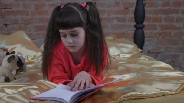 Powolny Ruch Dziecko Leży Łóżku Studiuje Książkę — Wideo stockowe