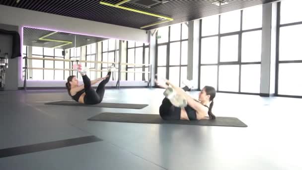 Dwie Szczęśliwe Dziewczyny Wykonują Ćwiczenia Sportowe — Wideo stockowe