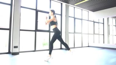 Fitness, esneme antrenmanı, spor yapan iki çekici olgun kadın grubu.